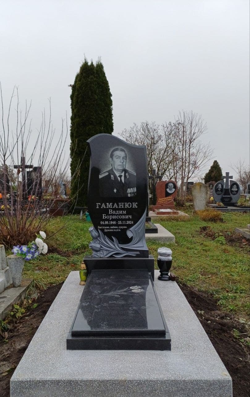 Гранітний памʼятник — робота майстерні Дворак, Камʼянець-Подільський №5